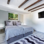 modernes Schlafzimmer fotografiert mit Fernseher