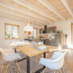 helle, gemütliche Essküche einer Ferienwohnung mit viel Licht, hellem Holz. Perfekt für die Ferienwohnungsfotografie