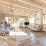 helles, gemütliches Wohnzimmer einer Ferienwohnung mit viel Licht, hellem Holz. Perfekt für die Ferienwohnungsfotografie