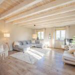helles, gemütliches Wohnzimmer einer Ferienwohnung mit viel Licht, hellem Holz. Perfekt für die Ferienwohnungsfotografie