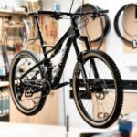 fertig zusammengebautes Fahrrad der Firma NoName Bikes mit hochwertigen Komponenten in der Werkstatt