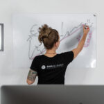 Personal Branding Businessfotografie einer Frau im Fitnessbereich vor dem Whiteboard