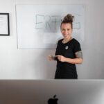 Personal Branding Businessfotografie einer Frau im Fitnessbereich vor dem Whiteboard