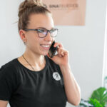 Personal Branding Businessfotografie einer Frau im Fitnessbereich mit Handy am Ohr
