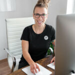 Personal Branding Businessfotografie einer Frau im Fitnessbereich am PC