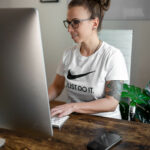 Personal Branding Businessfotografie einer Frau im Fitnessbereich am PC