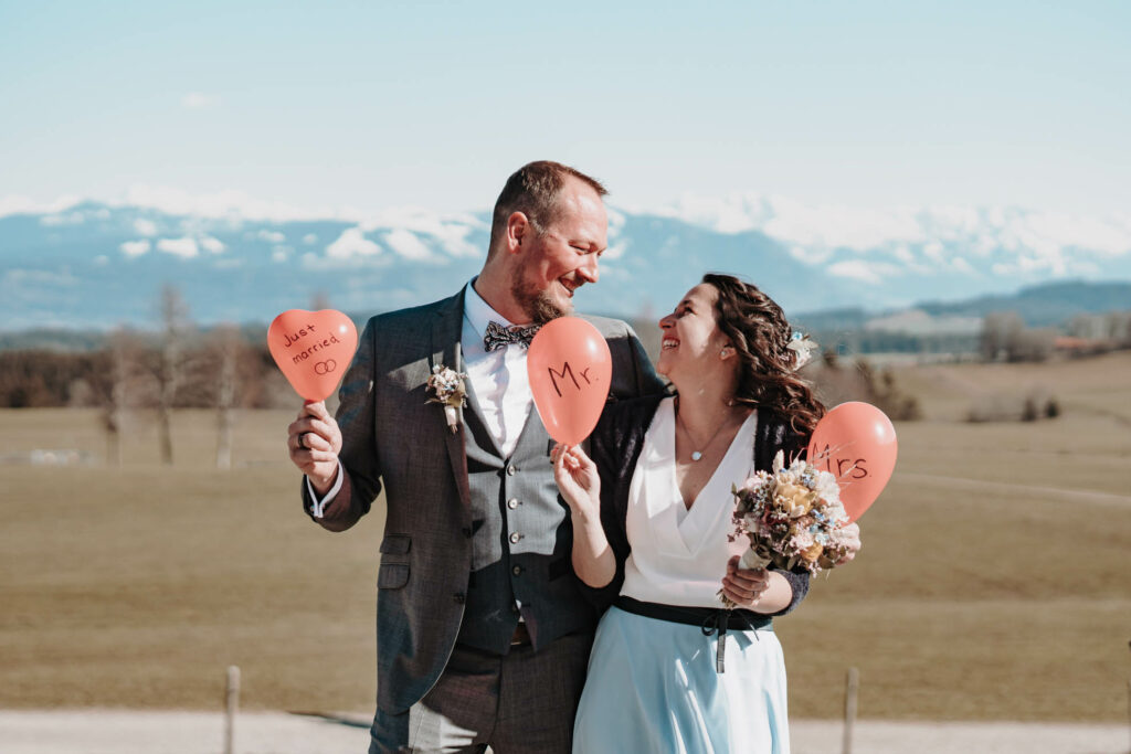 Hochzeitsfoto eines Brautpaares mit Allgäuer Alpen im Hintergrund