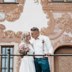 Hochzeitsfoto eines Brautpaares beim Standesamt