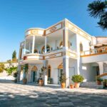 Exterieurfotografie einer Villa auf Corfu mit blauem Himmel