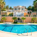 Exterieurfotografie einer Villa auf Corfu mit blauem Himmel