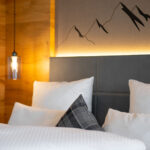 Interieurfotografie über das Bett mit Ambientelicht für die Hotelfotografie