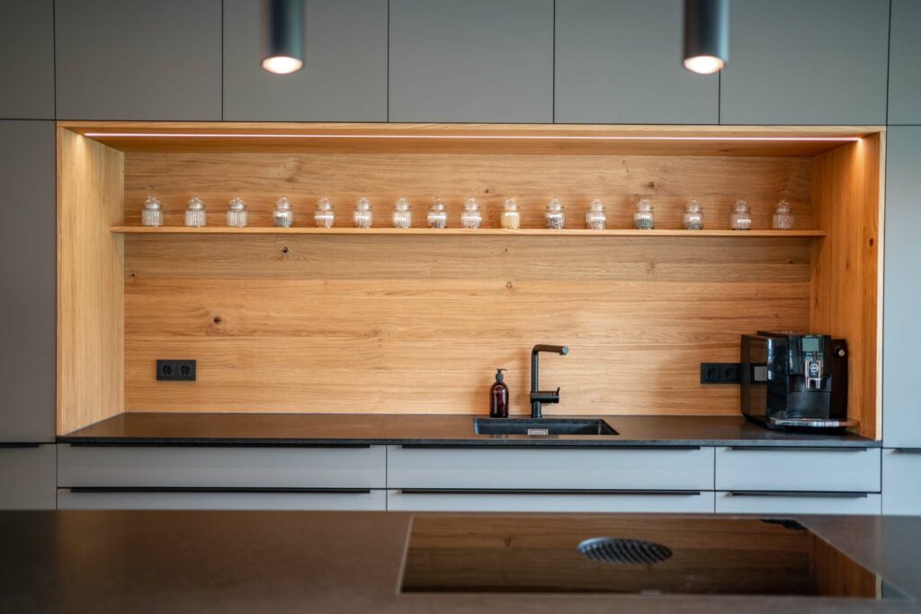 Interieurfotografie einer schön designten Küche mit Kochinsel und Holzelementen