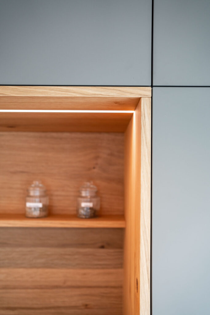 Interieurfotografie einer schön designten Küche mit perfekten Spaltmaßen