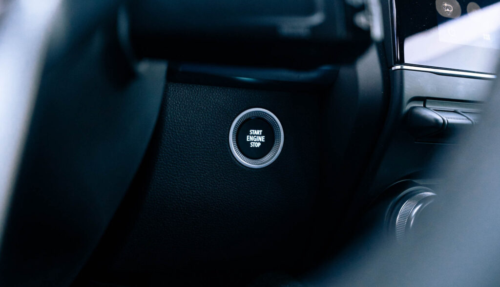 Start Knopf für den Motor eines E-Autos