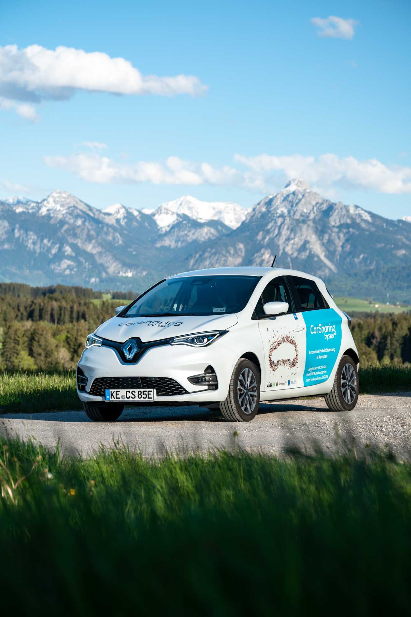 Produktfoto Carsharing Elektroauto mit Hintergrund der Allgäuer Berge