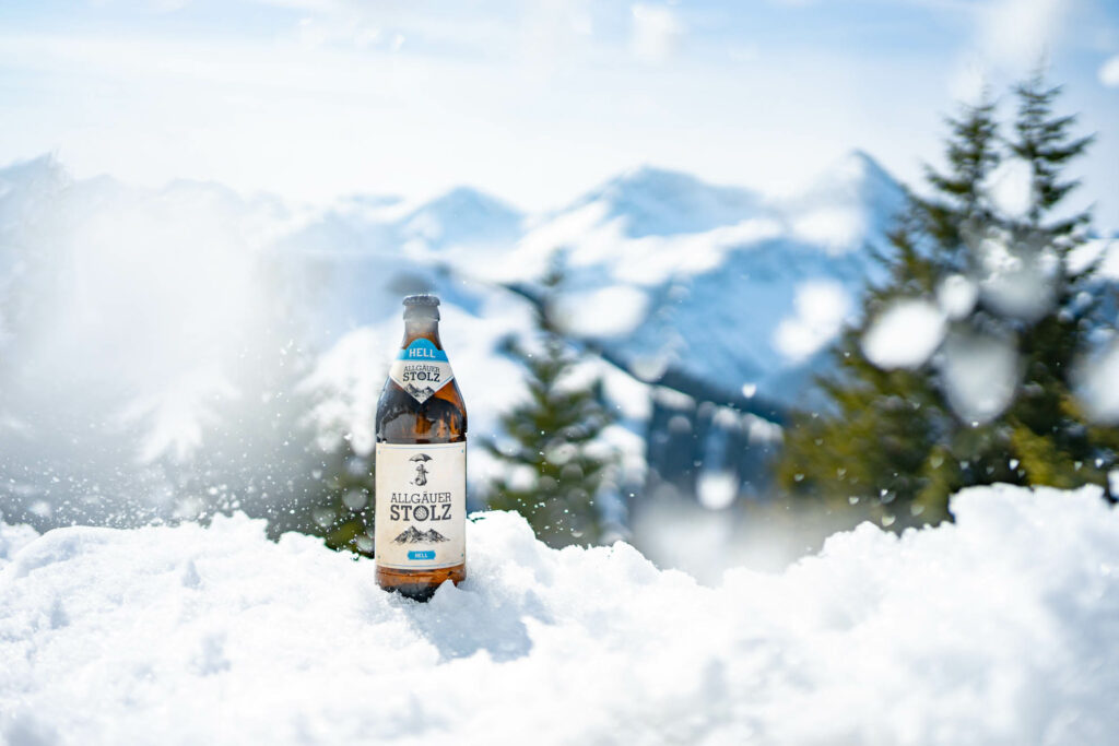Produktfoto Bier einer Privatbrauerei im Winter mit den Allgäuer Bergen