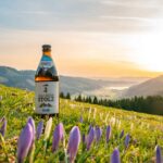 Produktfotografie eines Bieres einer Privatbrauerei mit Blick auf den Alpsee im Allgäu bei Immenstadt zum Sonnenaufgang