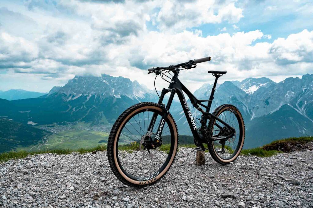 Produktfoto eines Mountainbikes mit Allgäuer Bergen im Hintergrund