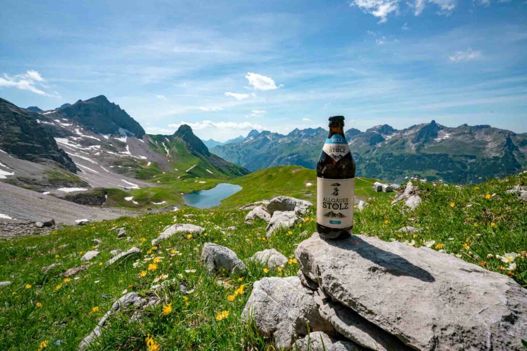 Bierflasche in den Allgäuer Alpen am See