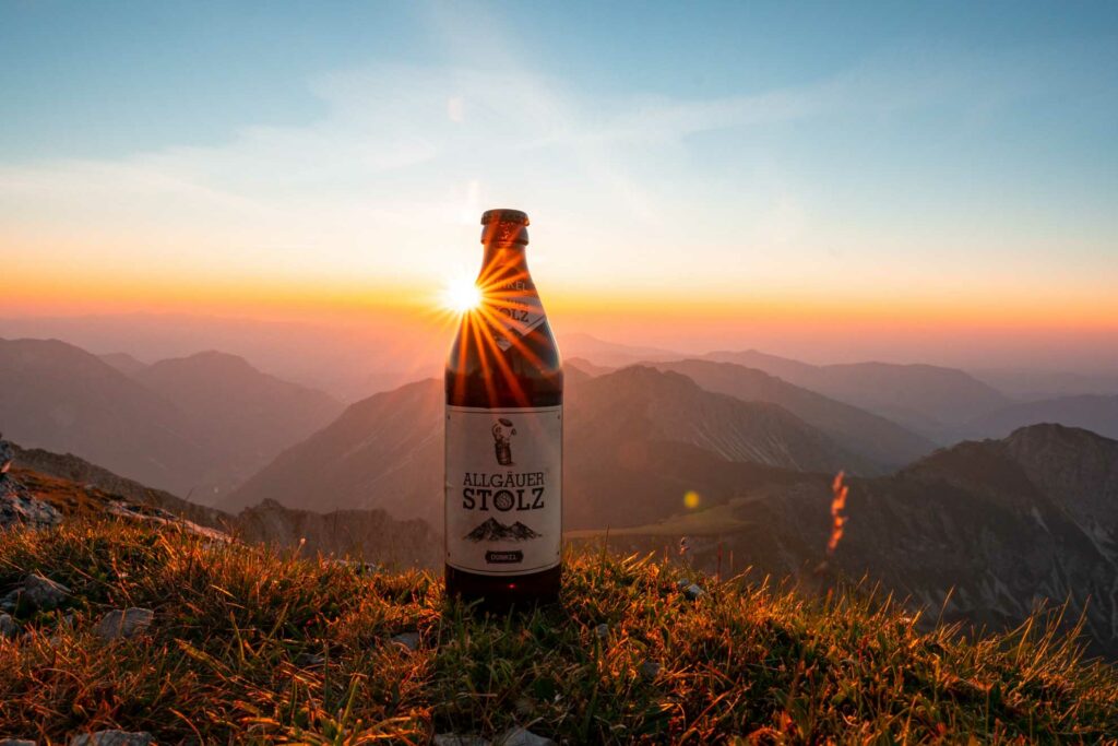 Produktbild eines Bieres zum Sonnenuntergang in den Allgäuer Alpen
