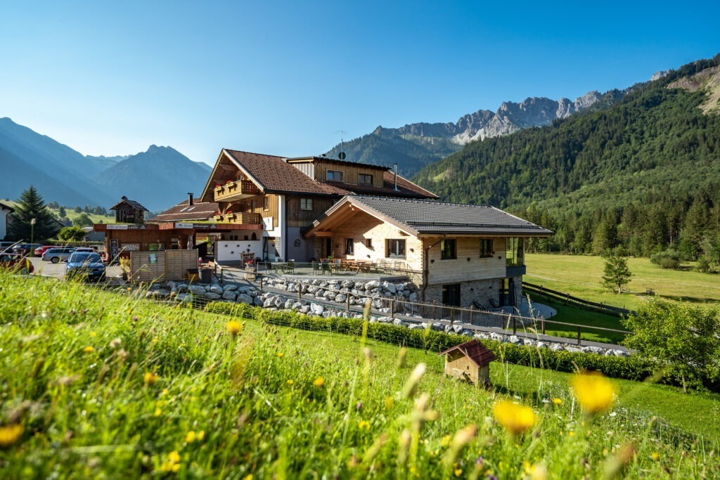 Professionelle Interiorfotografie einer Ferienwohnung von Leo Schindzielorz, modernes und stilvolles Design für Hotelfotografie und FeWo-Vermarktung. Hochwertige Einrichtung und harmonische Farbgestaltung.
