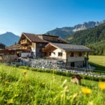 Professionelle Interiorfotografie einer Ferienwohnung von Leo Schindzielorz, modernes und stilvolles Design für Hotelfotografie und FeWo-Vermarktung. Hochwertige Einrichtung und harmonische Farbgestaltung.