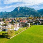 Drohnenaufnahme eines Hotels in Oberstdorf im Allgäu im Herbst