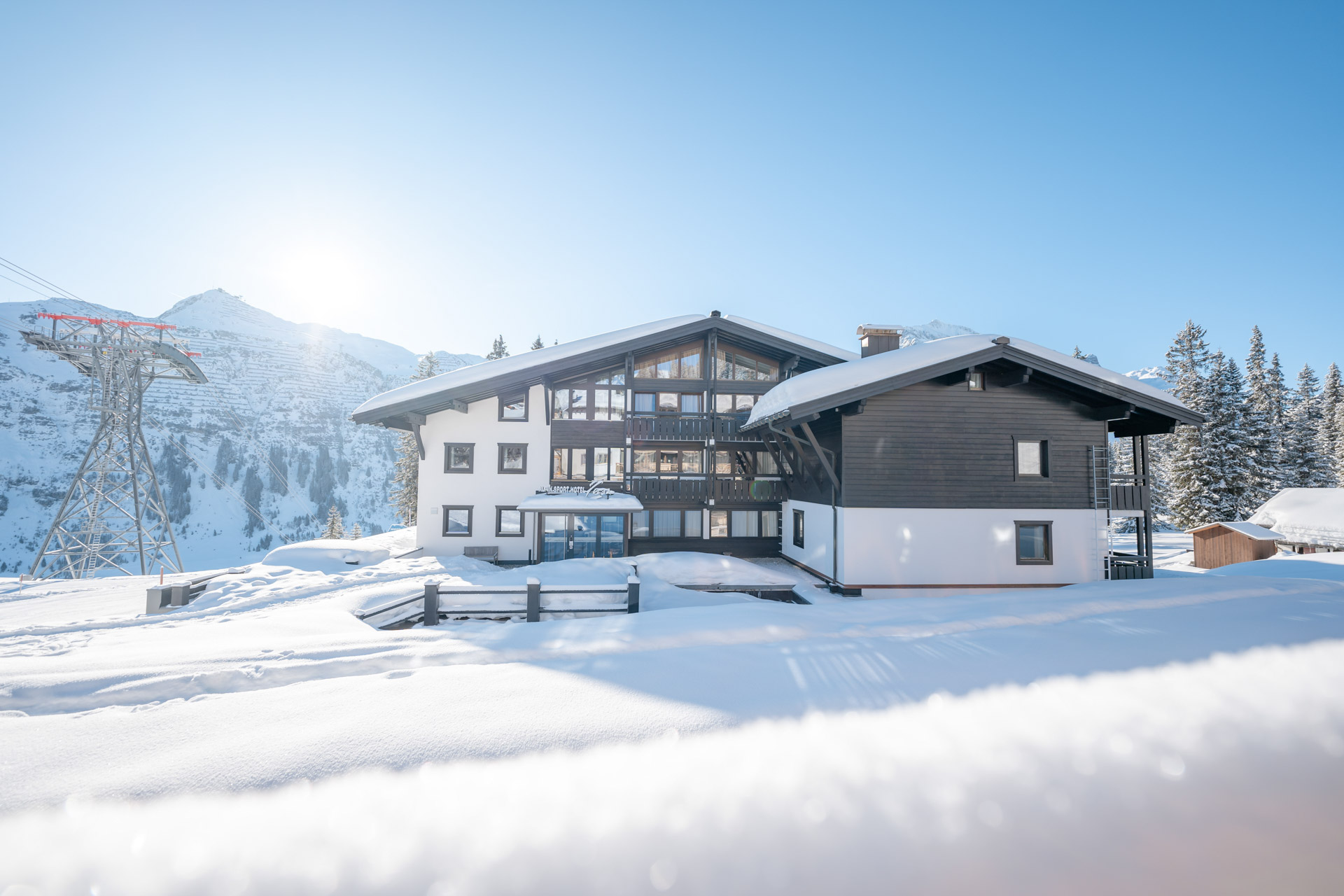 Hotel in Oberlech am Arlberg bei Kaiserwetter mit blauem Himmel und frischem Schnee im Winter fotografiert