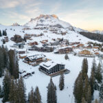 Drohnenfotografie des Bergdorfes Oberlech am Arlberg in Vorarlberg zur Blauen Stunde fotografiert inkl. Hotel
